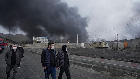 Nach der Bombardierung eines &Ouml;llagers durch Israel hat sich der Himmel in Teilen Teherans verdunkelt.