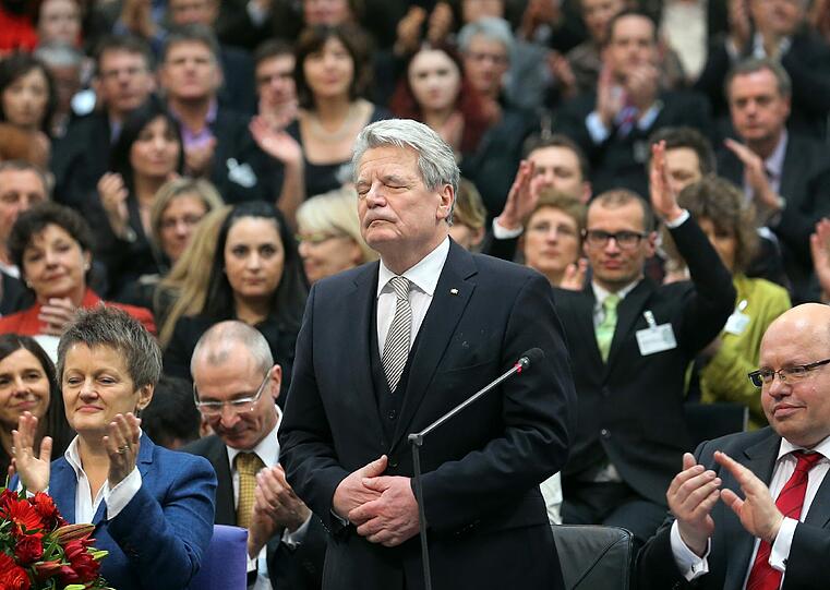 Joachim Gauck ist neuer Bundespräsident. Die
Bundesversammlung wählte den früheren DDR-Bürgerrechtler am Sonntag
mit großer Mehrheit zum Nachfolger von Christian Wulff. Der
72-Jährige erhielt 991 von 1228 gültigen Stimmen, das entspricht
einer Zustimmung von gut 80 Prozent. Für Gaucks Gegenkandidatin Beate
Klarsfeld votierten 126 Delegierte.