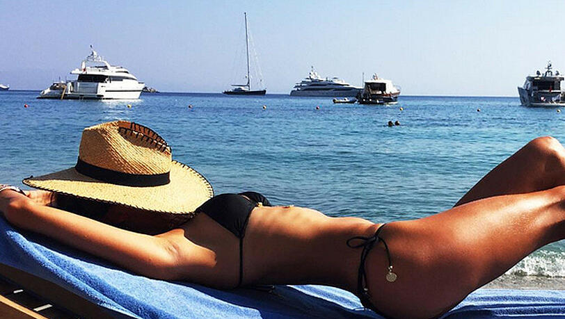 Alessandra Ambrosio lässt am Strand die Seele baumeln Alessandra Ambrosio lässt am Strand die Seele baumeln