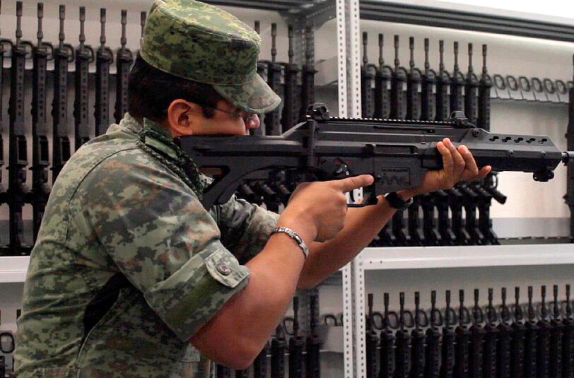 Der leitende Ingenieur der staatseigenen mexikanischen Waffenfabrik Fabrica de Armas stellt das Sturmgewehr FX-05 als Nachbau des G36 des deutschen Waffenherstellers Heckler & Koch vor. Laut offizieller Darstellung handelt es sich aber um eine mexikanische Produktion. Fachleute bezweifeln das.