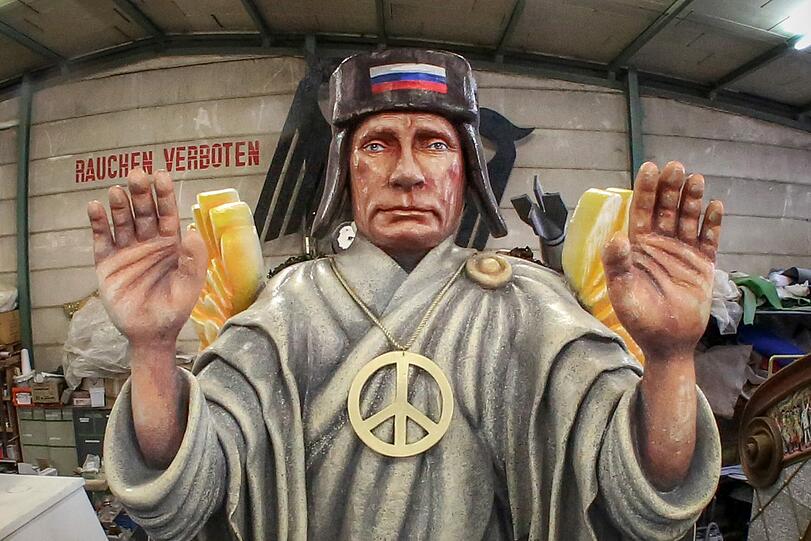 In Köln bereitet man sich auf den Karneval vor, am Dienstag wurden erste Wagen präsentiert. Hier wird Wladimir Putin auf den Arm genommen...