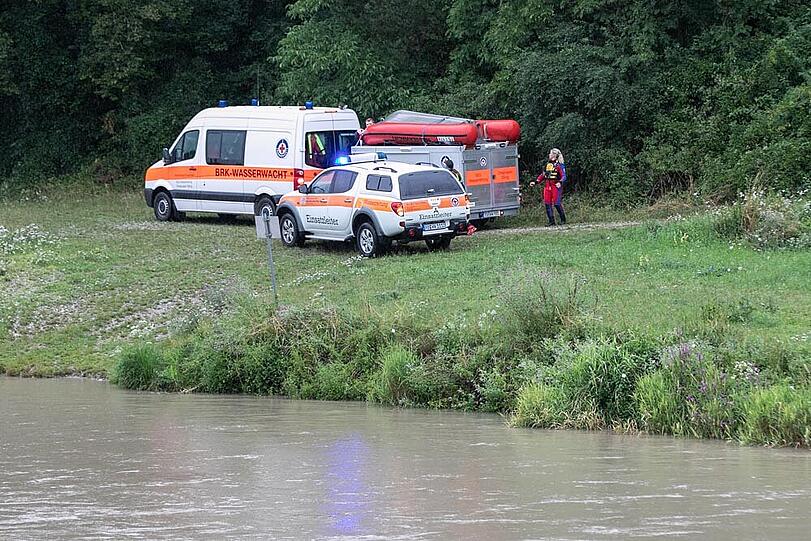 Intensive Suche der Rettungskräfte an Land und zu Wasser.