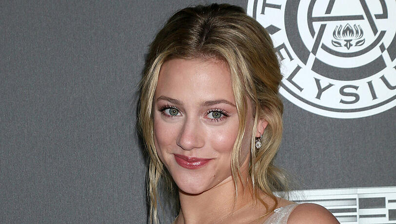 "Riverdale"-Schauspielerin Lili Reinhart öffnet in "Swimming Lessons" ihr Herz "Riverdale"-Schauspielerin Lili Reinhart öffnet in "Swimming Lessons" ihr Herz