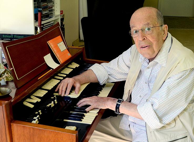 Ein Leben für die Musik: Howland an seinem Harmonium in seinem Haus in Rösrath.