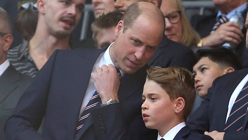 Prinz William und Prinz George besuchen gern Fußballspiele im Londoner Wembley Stadion.