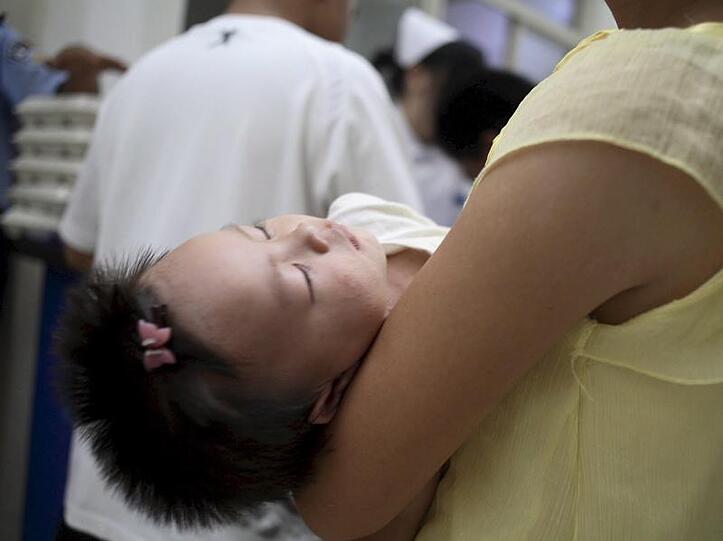 Eine Mutter bringt in Shanghai ihr Kind in eine Klinik. (Archivbild)