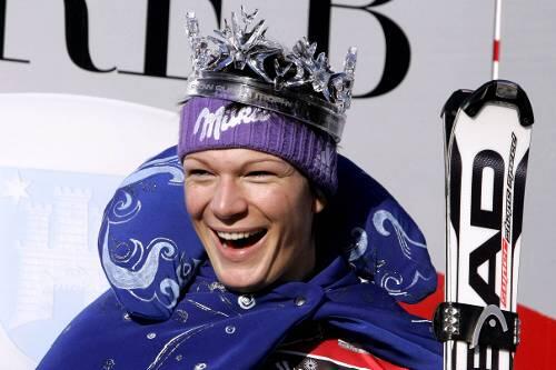 In Jubelpose: Maria Riesch nach dem gewonnenen Slalom von Zagreb, als sie die Veranstalter zur "Schneekönigin" krönten