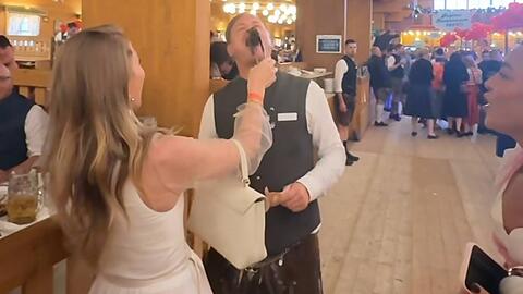 Auf dem Oktoberfest wurde Moderatorin Lola Weippert kurzerhand zur Gurken-Verkäuferin. Auf dem Oktoberfest wurde Moderatorin Lola Weippert kurzerhand zur Gurken-Verkäuferin.