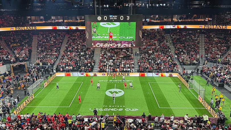 Budenzauber mit Fu&szlig;ball-Legenden wie Arjen Robben und Franck Rib&eacute;ry (rote Trikots) in M&uuml;nchen.