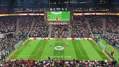 Budenzauber mit Fu&szlig;ball-Legenden wie Arjen Robben und Franck Rib&eacute;ry (rote Trikots) in M&uuml;nchen.