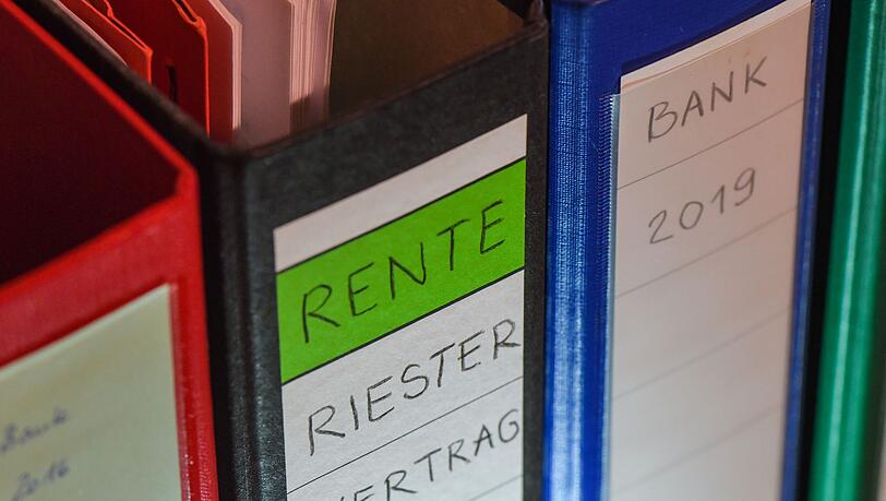 Riester-Renten stehen wegen hoher Kosten schon lange in der Kritik, nun zeigen neue Zahlen die Schwachstellen