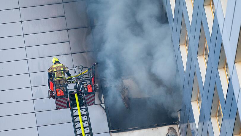 Der Einsatz sei "dramatisch" gewesen, Menschen standen am Fenster und drohten zu springen, sagte ein Feuerwehrsprecher.