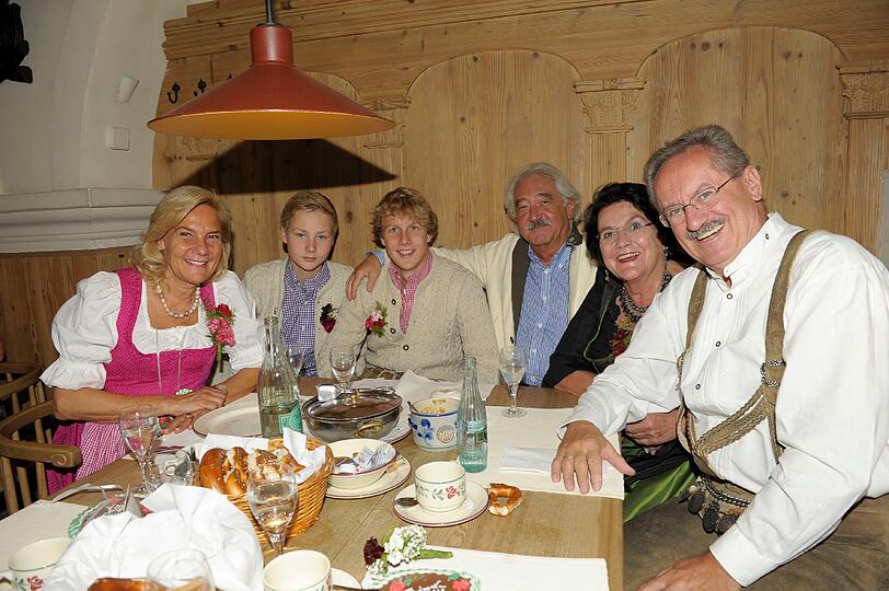 Christian Ude und seine Frau Edith teilen sich einen Tisch mit Filmproduzentin Susanne Porsche und ihrem Partner, dem Regisseur Xaver Schwarzenberger. Die Söhne Ferdinand und Felix stammen aus ihrer Ehe mit dem Manager Wolfgang Porsche, dem Aufsichtsratsvorsitzenden der Porsche AG.