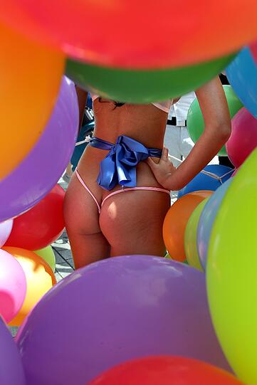 Nackt zwischen Luftballons: Micaela Schäfer posiert vor dem Brandenburger Tor.
