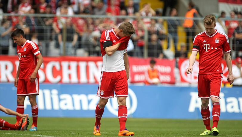 Große Entäuschung bei den "kleinen" Bayern. Sie verpassten am Sonntag den Aufstieg denkbar knapp. Die Tränen-Bilder nach dem Spiel! Große Entäuschung bei den "kleinen" Bayern. Sie verpassten am Sonntag den Aufstieg denkbar knapp. Die Tränen-Bilder nach dem Spiel!