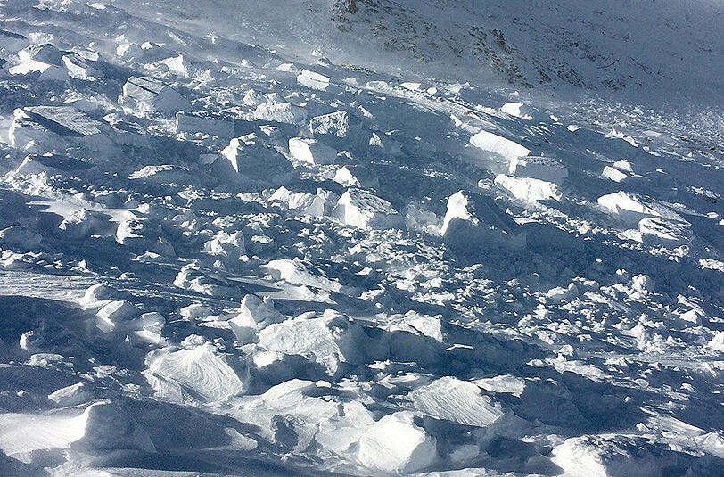 Durch Regen und Schnee ist eine tonnenschwere und sehr instabile Schneedecke entstanden.