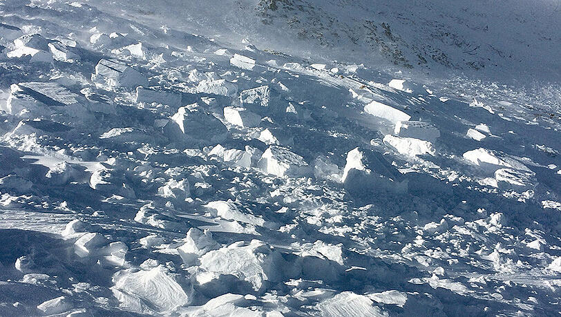 Durch Regen und Schnee ist eine tonnenschwere und sehr instabile Schneedecke entstanden. Durch Regen und Schnee ist eine tonnenschwere und sehr instabile Schneedecke entstanden.