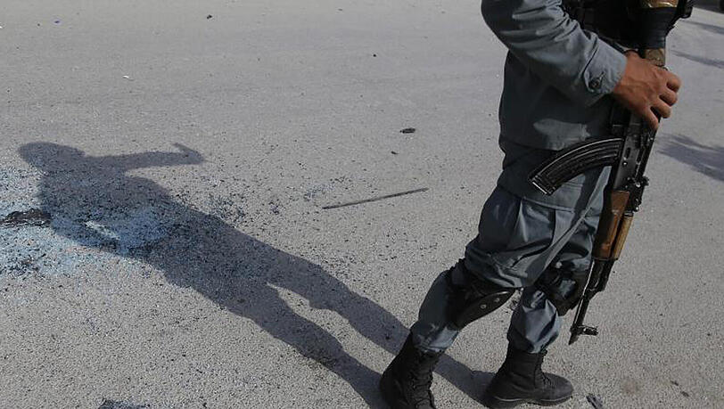 Ein Soldat sperrt in Kabul den Schauplatz eines Anschlags ab. Nun wurde in der afghanischen Hauptstadt eine Deutsche getötet. Ein Soldat sperrt in Kabul den Schauplatz eines Anschlags ab. Nun wurde in der afghanischen Hauptstadt eine Deutsche getötet.