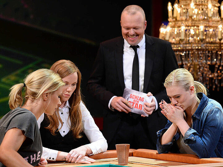 Dschungel-Queen Larissa Marolt überlässt ihrer Konkurrentin Annica Hansen beim Spiel "Augen zählen" kampflos das Feld