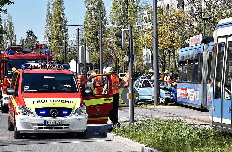 Bilder vom Verkehrsunfall in der Cosimastraße. Eine Tram kolliderte mit einem Pkw.