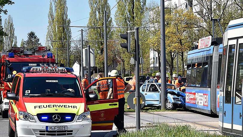 Bilder vom Verkehrsunfall in der Cosimastraße. Eine Tram kolliderte mit einem Pkw. Bilder vom Verkehrsunfall in der Cosimastraße. Eine Tram kolliderte mit einem Pkw.