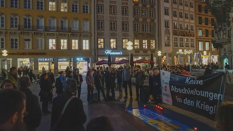 Ein Ende der Abschiebungen in Kriegsgebiete forderten die Demonstranten am Marienplatz.