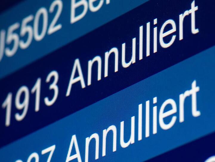 "Annulliert" steht auf einer Anzeige im Düsseldorfer Flughafen für zwei Flüge der Lufthansa-Tochter Germanwings.