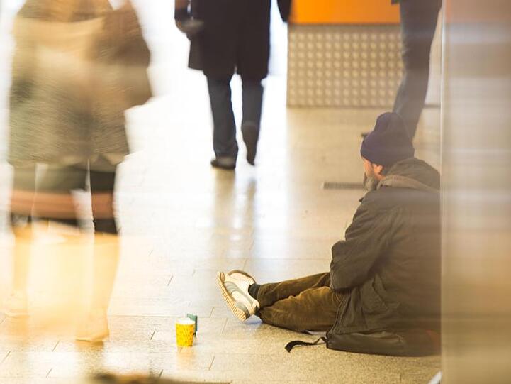 Bettler in Stuttgart. Die Grünen kritisieren, das BIP zeige nicht, wie sich die Einkommens- und Lebensverhältnisse in Deutschland unterschieden.