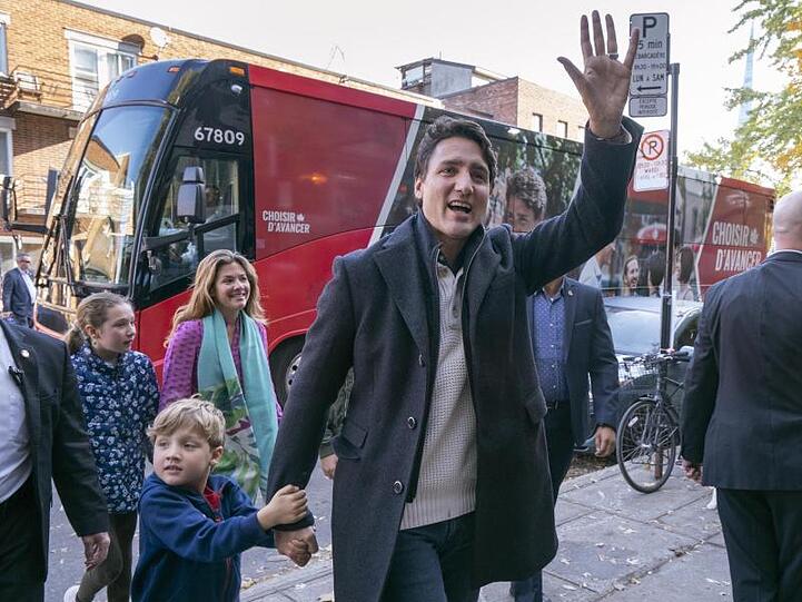 Kanadas Premierminister Justin Trudeau trifft mit seiner Frau Sophie Gregoire-Trudeau und seinen Kindern Ella-Grace und Hadrien beim Wahllokal ein.