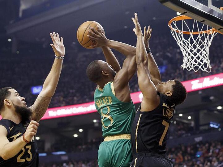Kemba Walker (M) steuerte 22 Punkte zum Sieg der Boston Celtics gegen NBA-Champion Toronto Raptors bei.