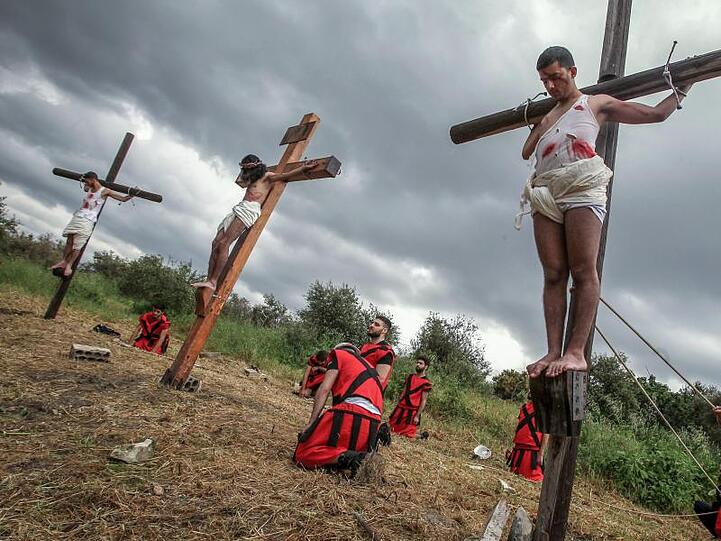 Schauspieler spielen die Passion Christi im Rahmen einer Karfreitagsprozession im Libanon nach.