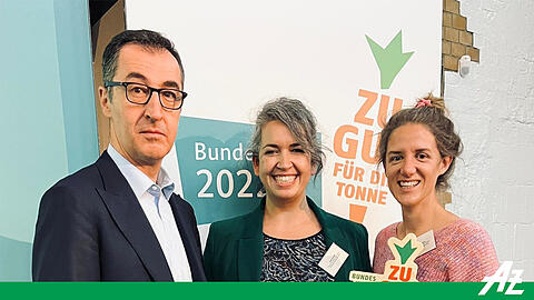 Preisgekrönt: Die Community-Kitchen-Gründerinnen mit Cem Özdemir.