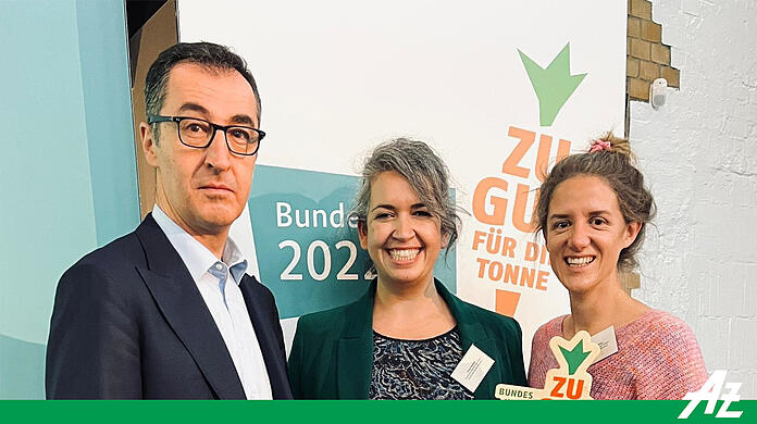 Preisgekrönt: Die Community-Kitchen-Gründerinnen mit Cem Özdemir.