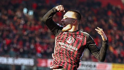 Der Nürnberger Jens Castrop jubelt über seinen Treffer zum 3:0.