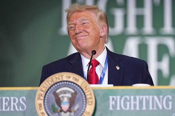US-Präsident Donald Trump fährt einen zerstörerischen Kurs gegen Erneuerbare Energien. Das trifft auch die Verkaufspläne der Baywa AG. US-Präsident Donald Trump fährt einen zerstörerischen Kurs gegen Erneuerbare Energien. Das trifft auch die Verkaufspläne der Baywa AG.