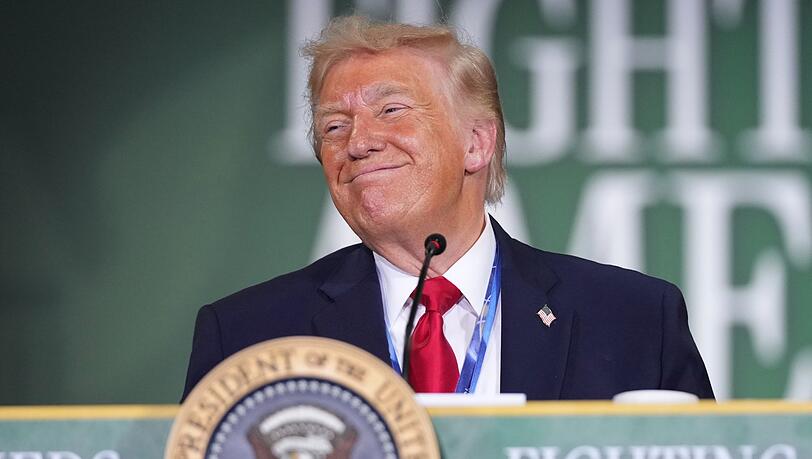 US-Präsident Donald Trump fährt einen zerstörerischen Kurs gegen Erneuerbare Energien. Das trifft auch die Verkaufspläne der Baywa AG. US-Präsident Donald Trump fährt einen zerstörerischen Kurs gegen Erneuerbare Energien. Das trifft auch die Verkaufspläne der Baywa AG.
