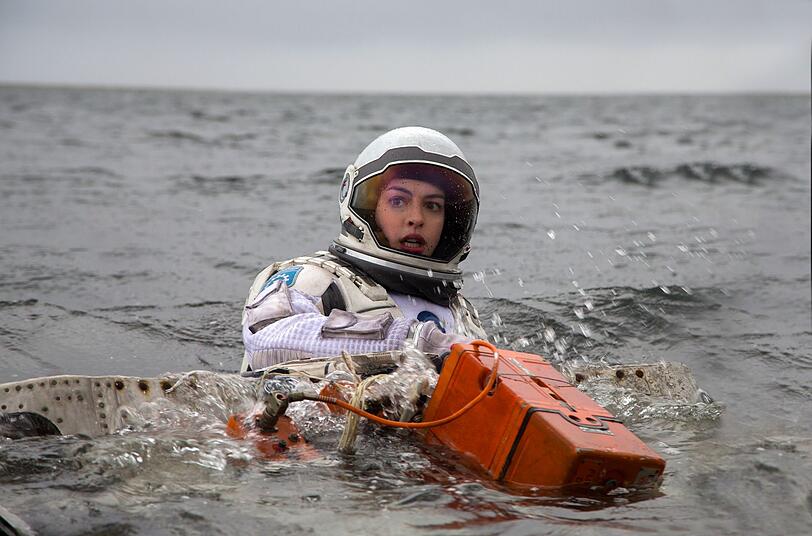 Dr. Amelia Brand (Anne Hathaway) will die Menschheit retten. Dr. Amelia Brand (Anne Hathaway) will die Menschheit retten.