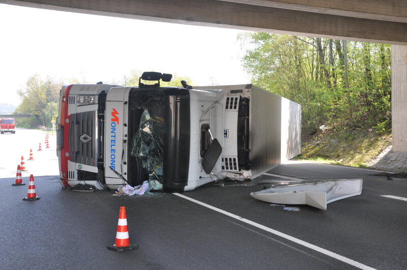 Auf der B 12 bei Simbach kippte ein Lkw um.