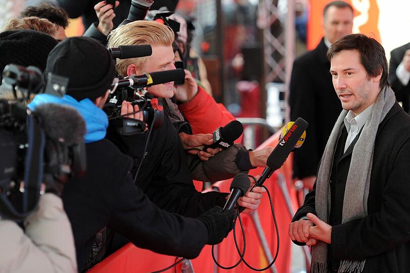 Keanu Reeves gibt Interviews.