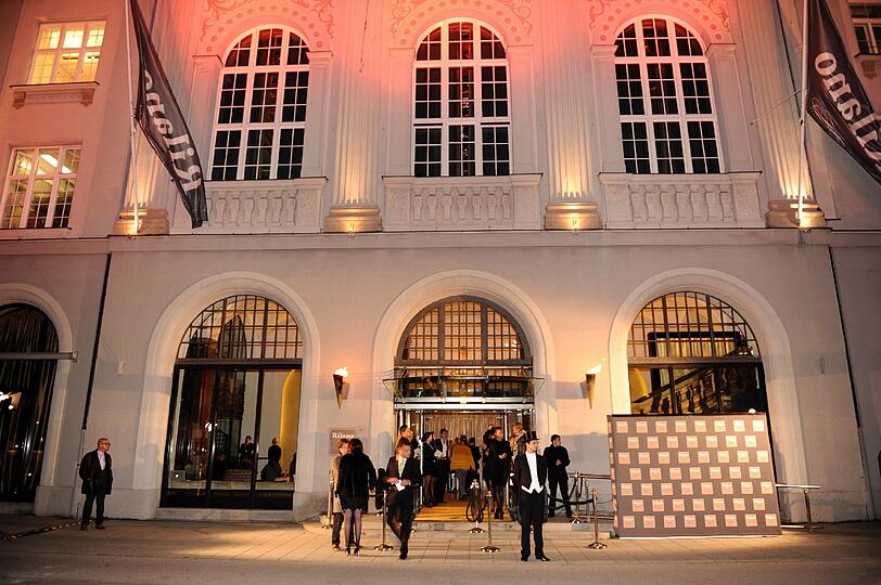 1200 geladene Gäste feierten in edelster Ambiente mit DJ's und Bands im Lenbach Palais. Die Bilder