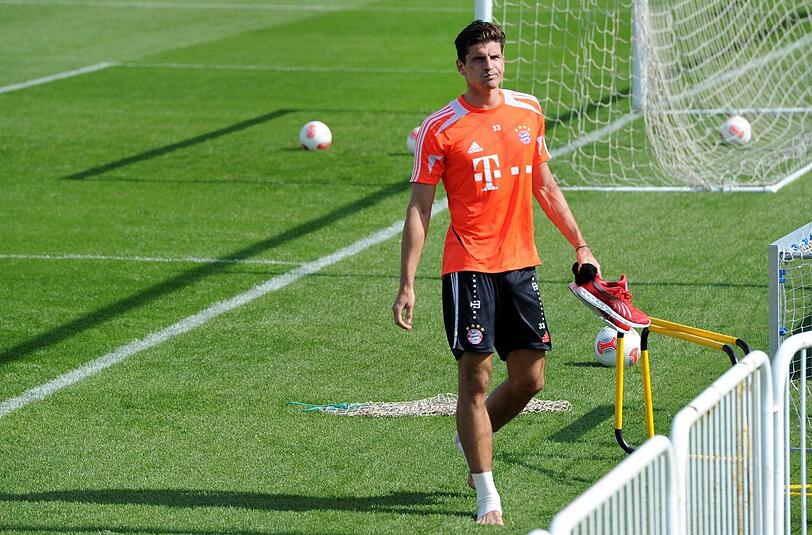 Mario Gomez, Stürmer des FC Bayern, hat sich beim Trainingslager in Doha, Katar, leicht am rechten Sprunggelenk verletzt.