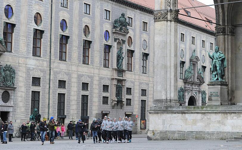 Jogging vor der Kamera über den Odeonsplatz: Die Nationalelf in München. Foto: ho/DFB