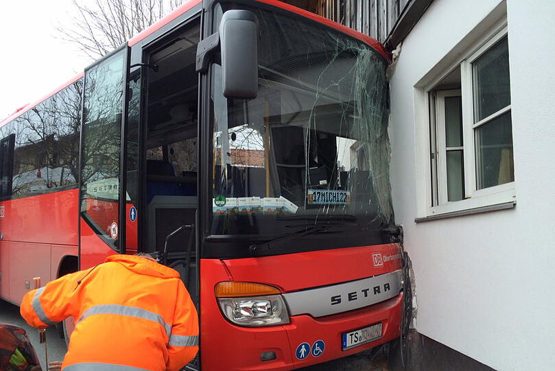 In Seebruck ist ein Linienbus in ein Haus gekracht - die Bilder vom Unfall.