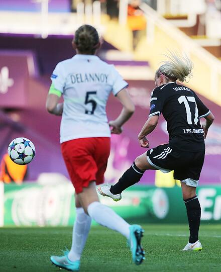 Tor ins Glück: Die eingewechselte Mandy Islacker erzielt in der Nachspielzeit das 2:1 für den 1. FFC Frankfurt im Champions-League-Finale gegen Paris St. Germain.