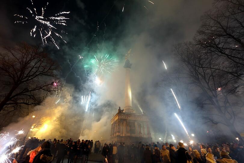 Happy New Year 2014! München feiert Silvester. Hier gibt's die Bilder vom Feuerwerk und von der Party am Friedensengel.