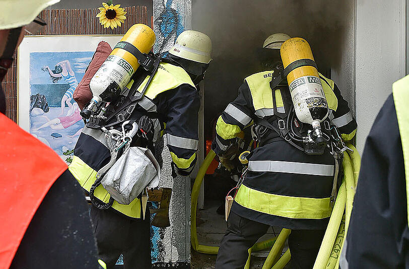 Ein Kellerabteil in einem Giesinger Wohn- und Geschäftshaus steht in Flammen.