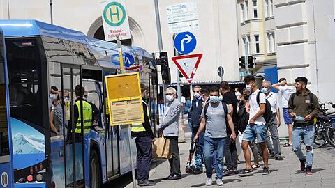 An der Leopoldstraße halten Busse an provisorischen Haltebuchten.