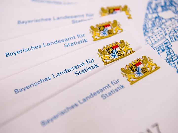 Infobroschüren und Flyer bei der Vorstellung eines Statistischen Jahrbuchs für Bayern. Foto: Sven Hoppe/dpa/Archivbild