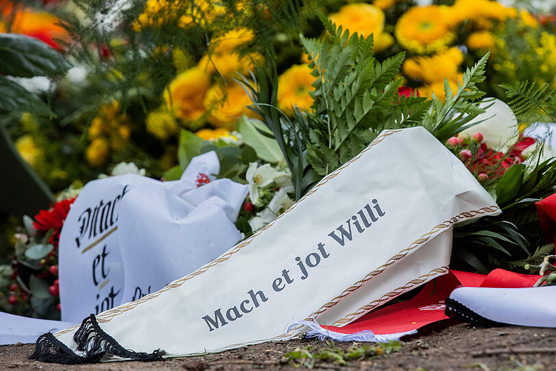 Ein Blumenkranz mit "Macht es jot Willi"