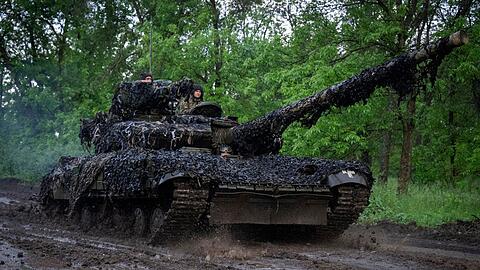 Ukrainische Soldaten fahren mit Panzern zu ihren Stellungen nahe Bachmut.
